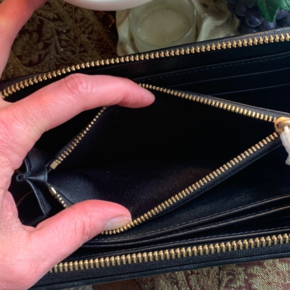 SALE🔥Authentic VALENTINO ROCKSTUDS spikes Quilted leather LG zip around wallet - Picture 6 of 16